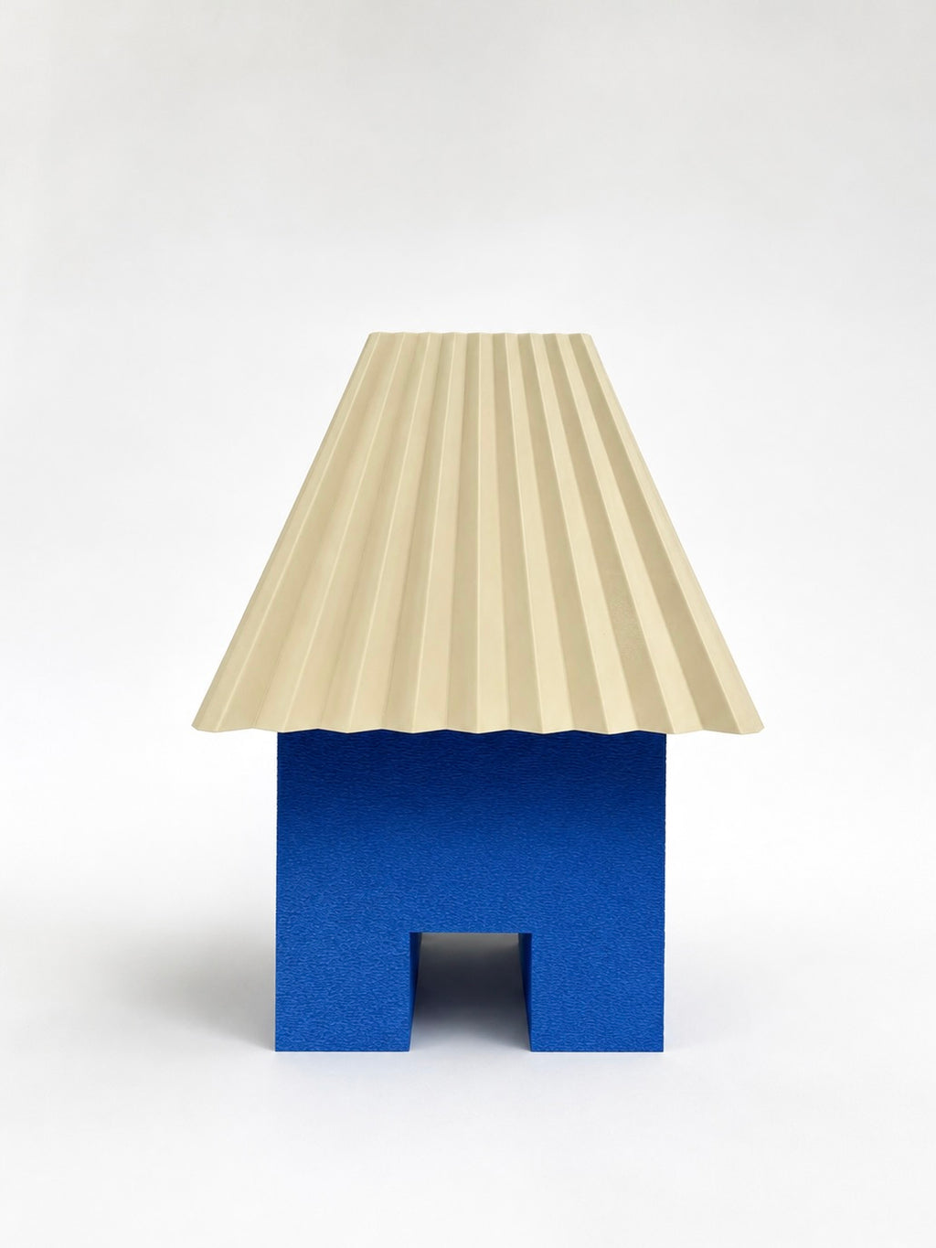 HANA Designer-Tischleuchte in Blau mit cremefarbenem geriffelten Schirm – Frontansicht