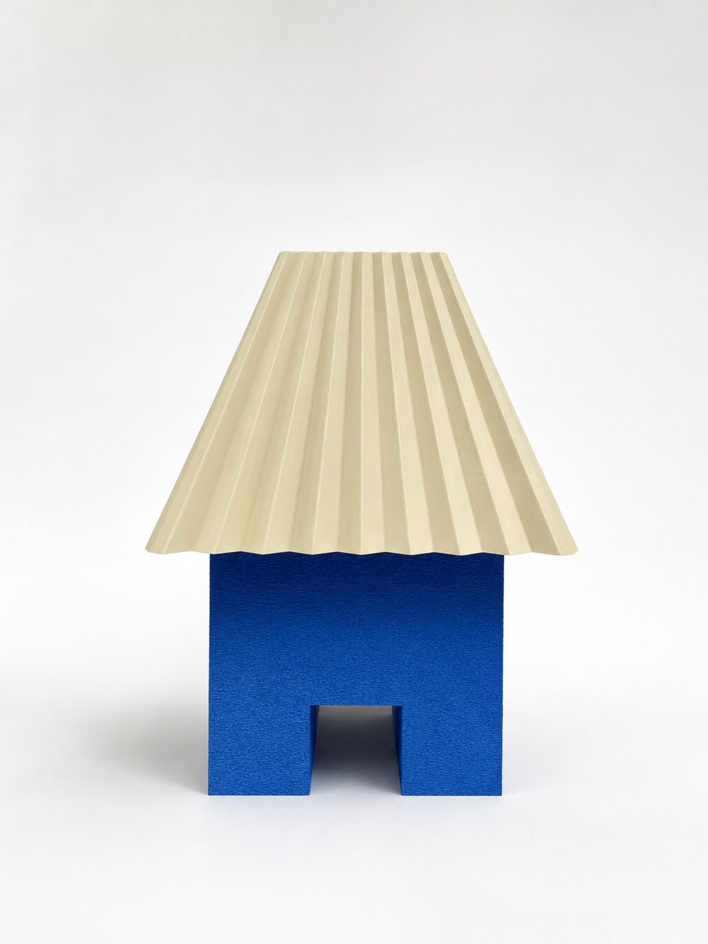 HANA Designer-Tischleuchte in Blau mit cremefarbenem geriffelten Schirm – Frontansicht