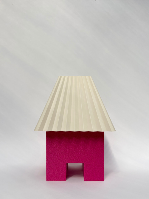 HANA Designer-Tischleuchte in Pink Magenta mit cremefarbenem, geriffeltem Schirm – Frontansicht