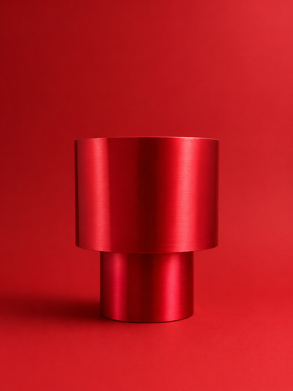 NOA 3D-gedruckte Designer-Tischleuchte in Rot vor rotem Hintergrund – Frontansicht