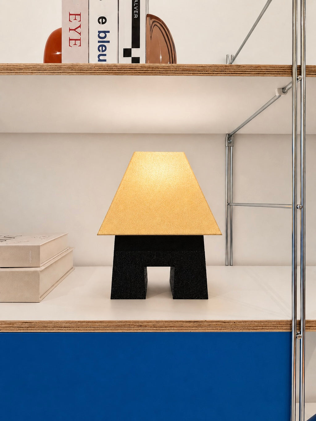 ZŌ 3D-gedruckte Designer-Tischleuchte mit schwarzem Fuß und leuchtendem cremefarbenem Schirm in einem modernen Regalsystem