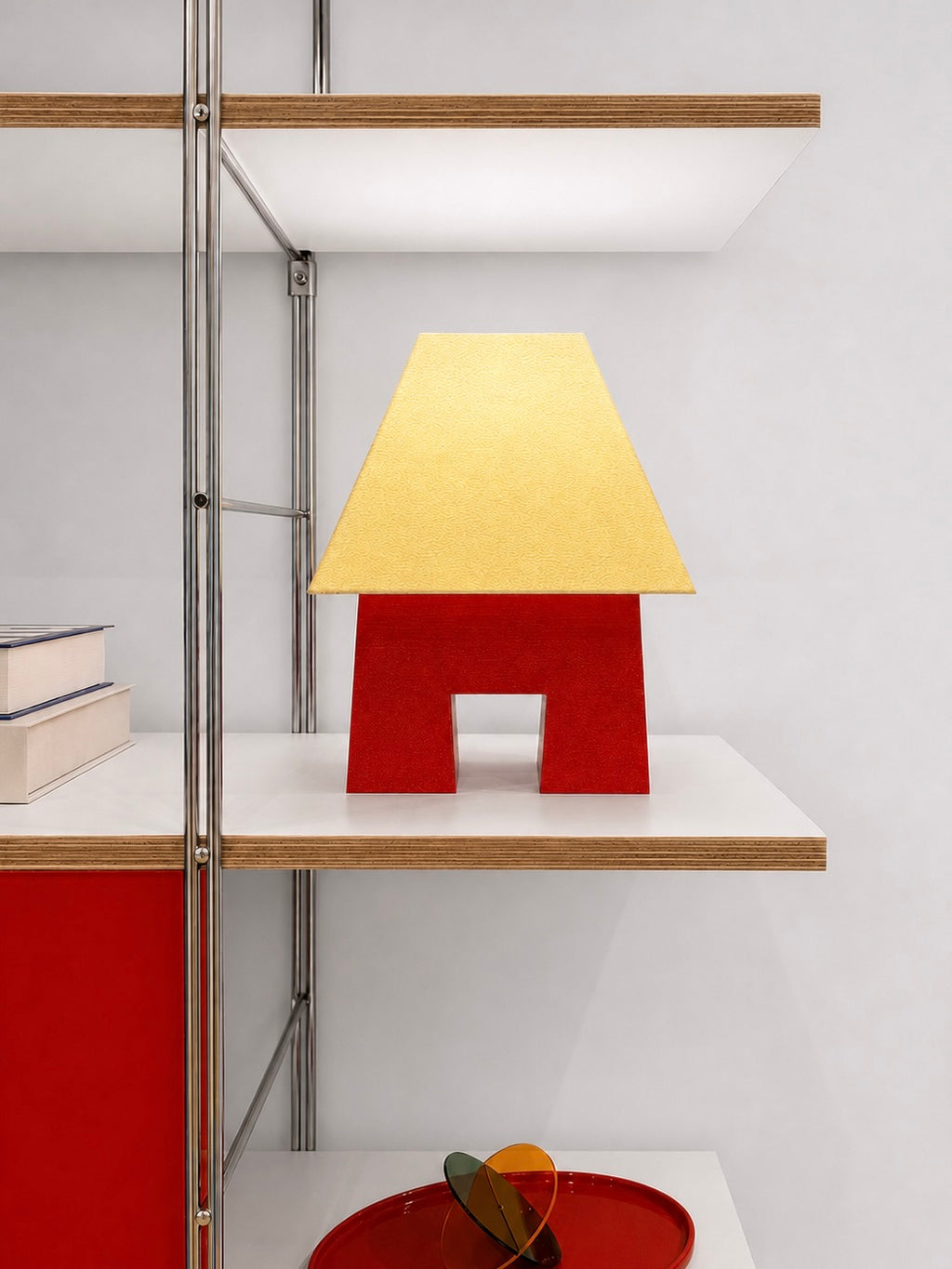 ZŌ 3D-gedruckte Designer-Tischleuchte mit rotem Fuß und cremefarbenem Schirm in einem modernen Regalsystem